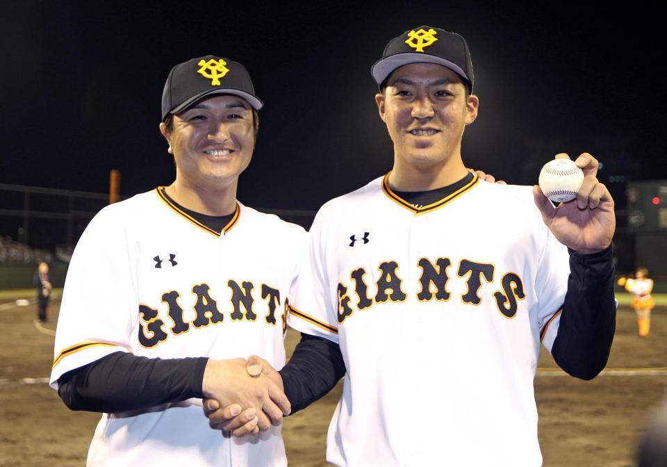 プロ初登板初勝利を挙げ、ウイニングボールを手に高橋監督（左）と笑顔を見せる巨人・篠原