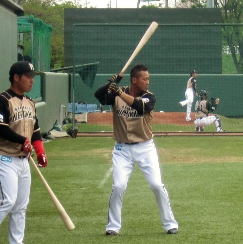 　三塁ベンチ前で打撃フォームを確認する日本ハム・中田