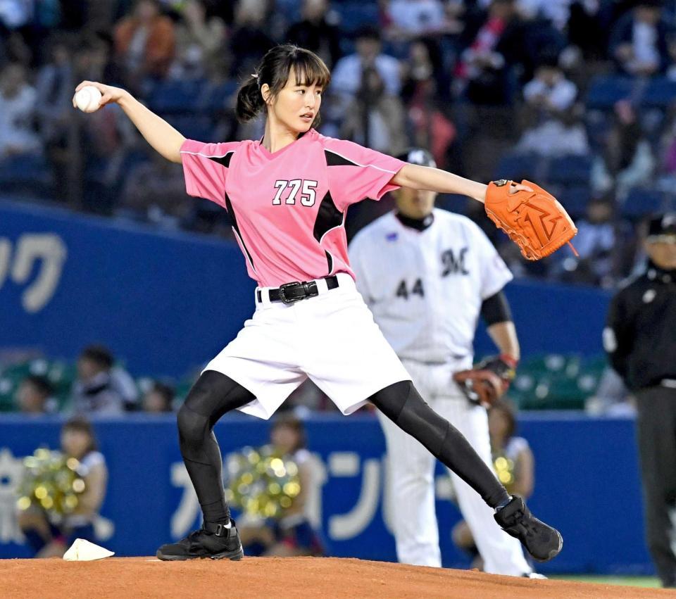 　始球式を務める藤田菜七子騎手