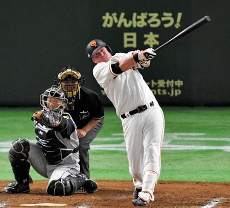 ８回巨人無死、中越えソロを放つ巨人　ケーシー・マギー＝東京ドーム（撮影・出月俊成）