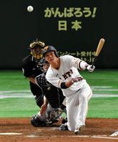 ３回巨人１死二、三塁、中前に逆転２点適時打を放つ巨人・坂本勇人＝東京ドーム（撮影・出月俊成）