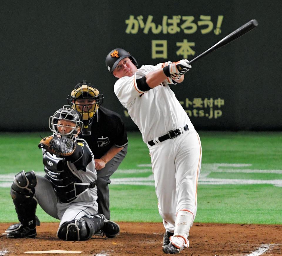 ８回巨人無死、中越えソロを放つ巨人　ケーシー・マギー＝東京ドーム（撮影・出月俊成）