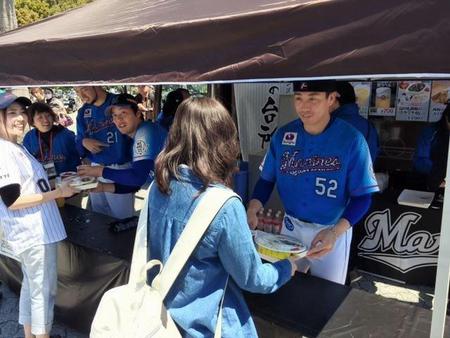 試合前に「益田の満腹のブラックカレー」を販売する益田（右）