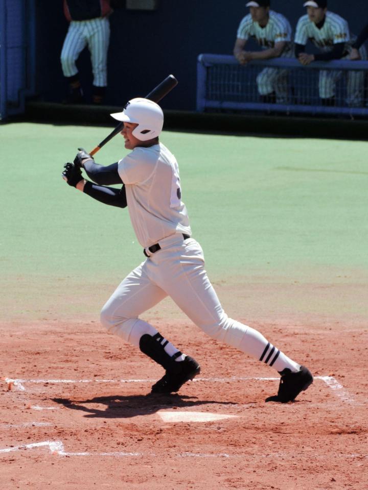 先制２ランを含む３安打４打点の活躍を見せた日大三・金成