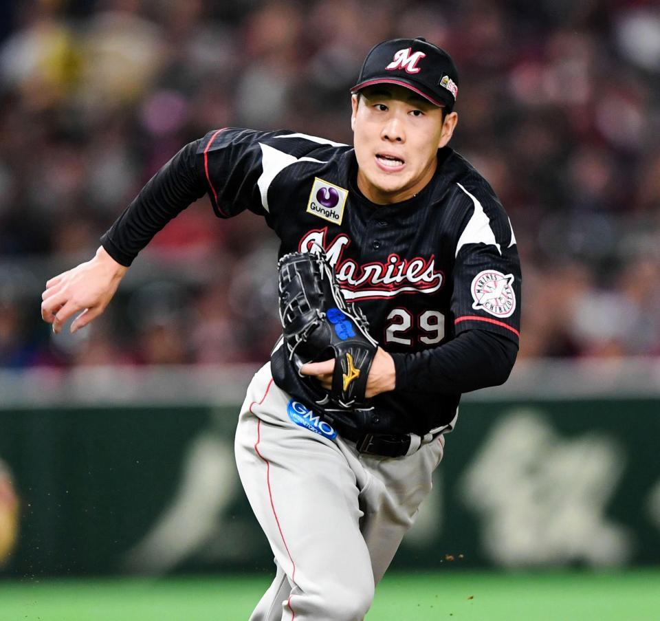 ２回、一塁ベースカバーに走るロッテ・西野勇士＝東京ドーム（撮影・棚橋慶太）