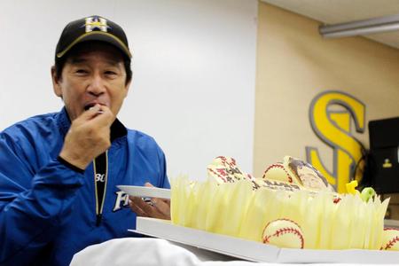 ５６歳の誕生日にバースデーケーキをほおばる日本ハム・栗山監督