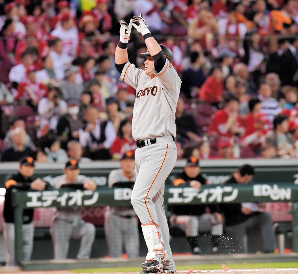 　４回、マギーは左越えに先制ソロを放ち、天を指さしながら生還する