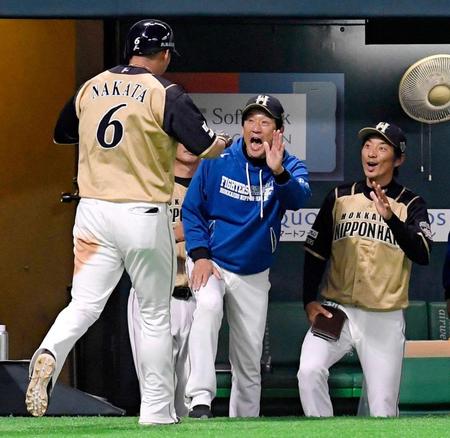 10回、日本ハム・中田が勝ち越しの３ランを放ち、大喜びで迎える栗山監督（中央）＝ヤフオクドーム