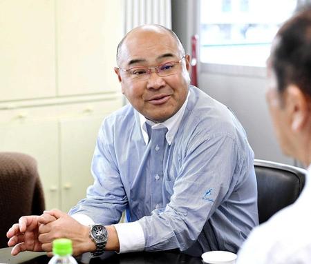 　山下氏と話す報徳学園・永田前監督