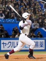 ８回、２ランを放つ早実・清宮（撮影・堀内翔）