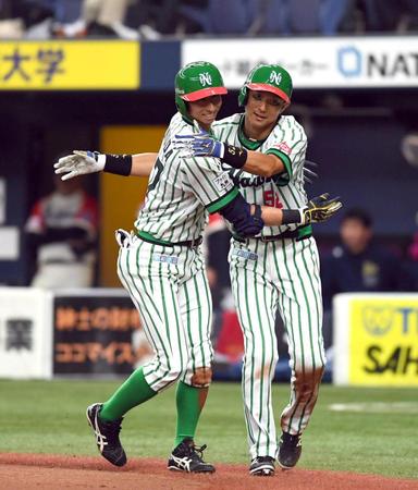 ７回、福田（左）が勝ち越し２ランを放ち川崎と抱き合って喜ぶ＝京セラドーム