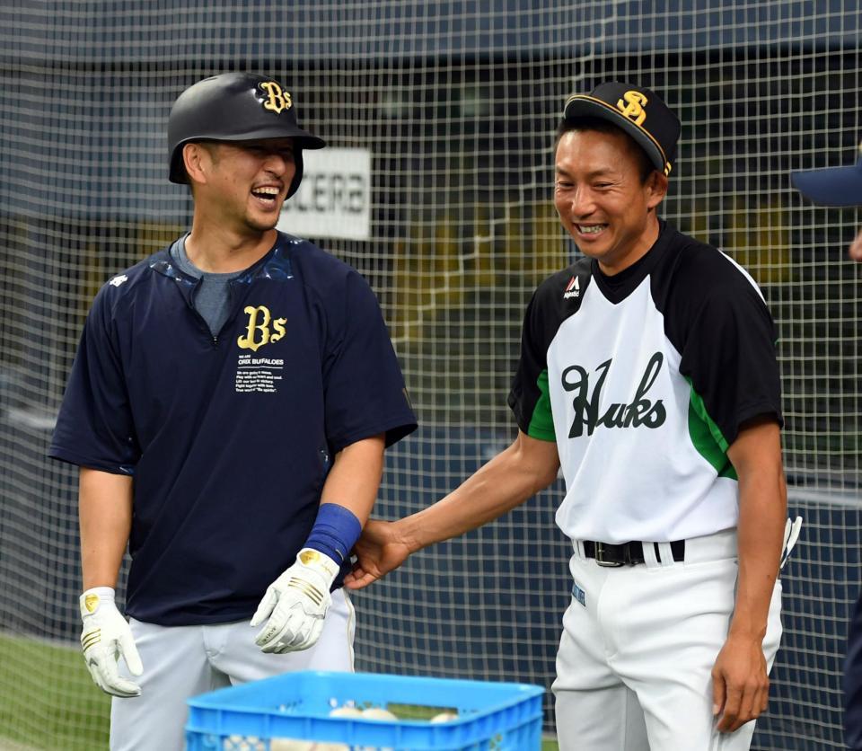 １軍に昇格しソフトバンク・川崎（右）はオリックス　中島に笑顔であいさつする＝京セラドーム