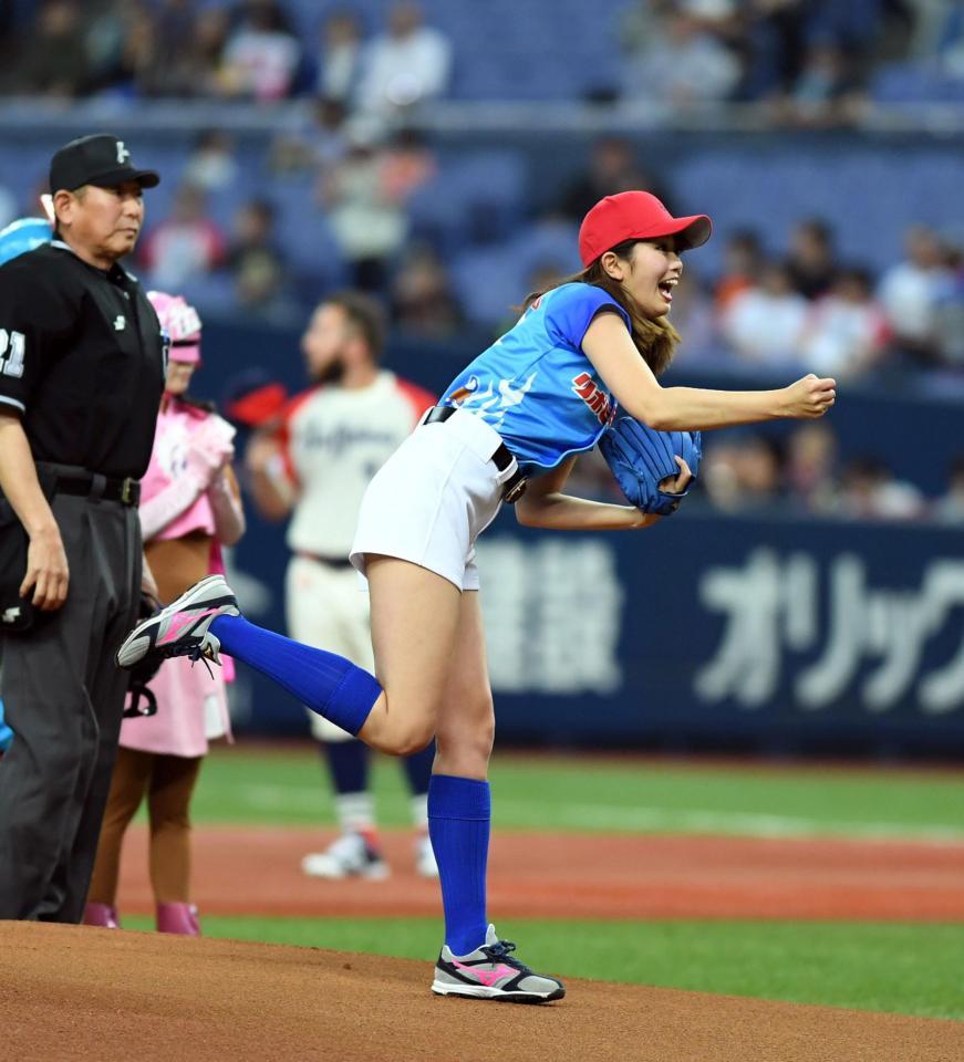 稲村亜美がムネリン相手に始球式 大暴投に涙目 野球 デイリースポーツ Online