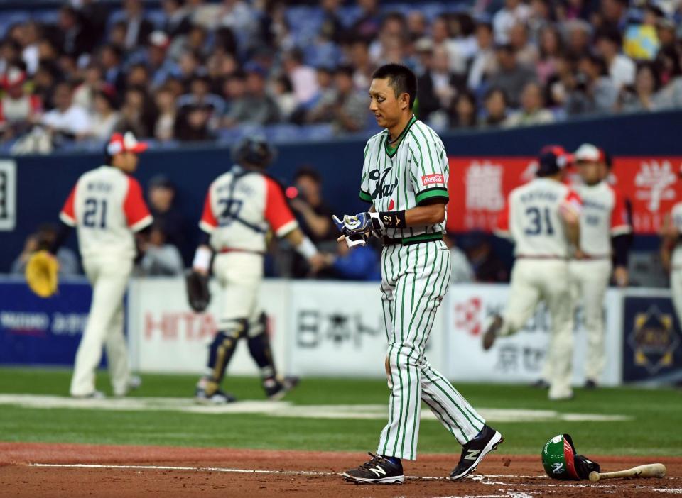 ２回、川崎は空振りの三振に倒れる＝京セラドーム