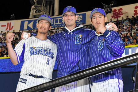 　笑顔で肩を組む（左から）梶谷、ウィーランド、須田（撮影・棚橋慶太）