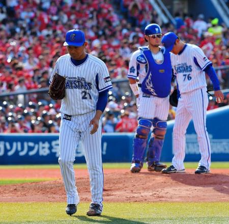 ７回途中、降板するＤｅＮＡ・今永＝横浜スタジアム（撮影・堀内翔）