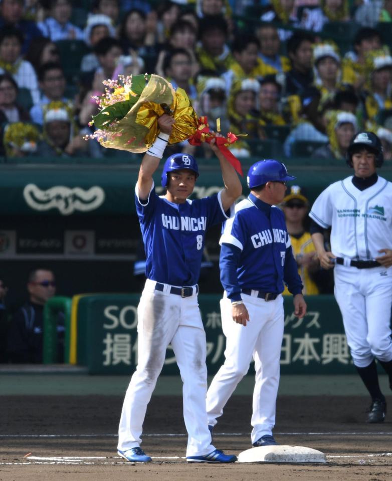 ４回中日２死、中日・大島洋平は通算１０００本安打を放ち花束を贈られる＝甲子園（撮影・山口登）