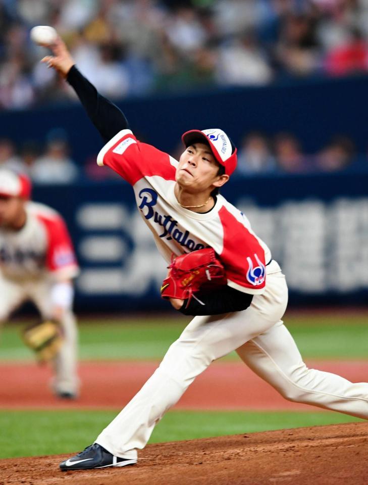 先発で力投するオリックス・山岡泰輔＝京セラドーム（撮影・佐藤厚）