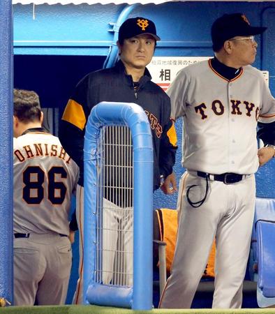 　ベンチで厳しい表情を見せる高橋監督（中央）