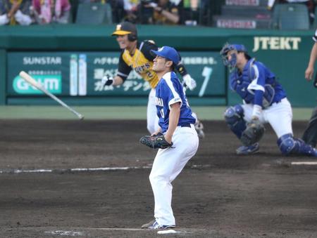 　８回、北條に右前への勝ち越し打を許した祖父江。捕手松井雅