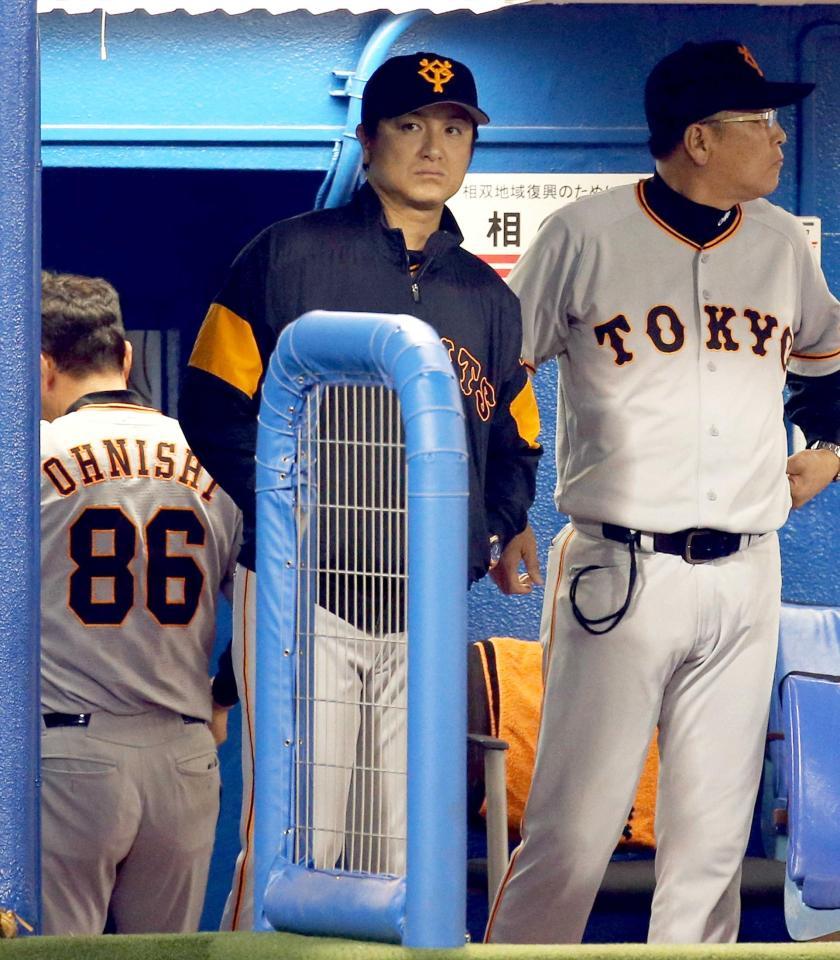 　ベンチで厳しい表情を見せる高橋監督（中央）