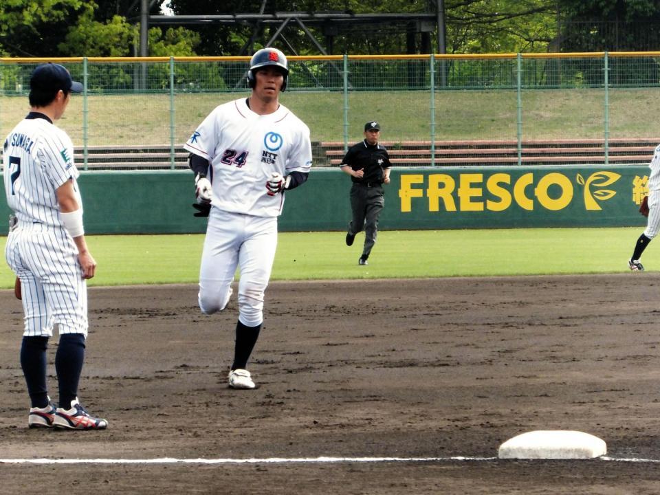 ＪＡＢＡ京都大会決勝・三菱重工広島戦の二回に決勝ソロを放ってベースを一周するＮＴＴ西日本・大城＝わかさスタジアム京都 