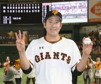 　３試合連続で完封勝利を挙げ、ポーズをとる巨人・菅野＝東京ドーム