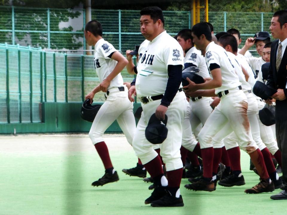 春季大阪大会４回戦で関大北陽にサヨナラ勝ちするも、ミスが相次いだ試合に険しい表情を見せる大阪桐蔭・西谷監督（中央）＝大阪市南港中央球場