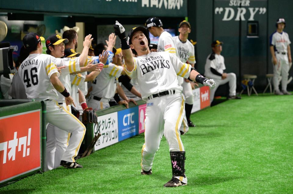 　４回、左中間に２点本塁打を放った松田はベンチ前で「熱男」
