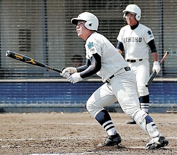 春季大阪大会５回戦・上宮太子戦の四回、左翼フェンス直撃の三塁打を放つ興国・中野