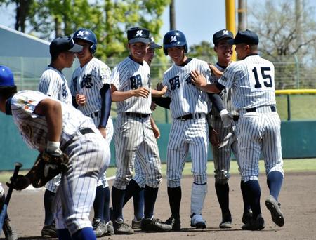 　延長１１回サヨナラで優勝を決め、喜ぶ明徳義塾ナイン