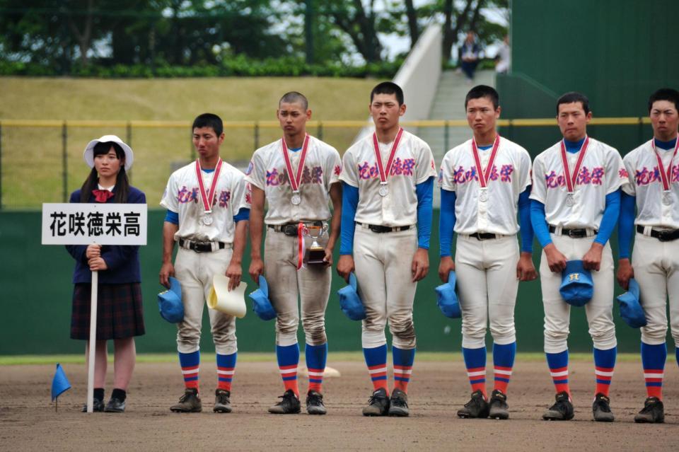 粘りも及ばず敗れて準優勝となり、表彰式で整列する（左２人目から）千丸、西川、野村ら花咲徳栄ナイン