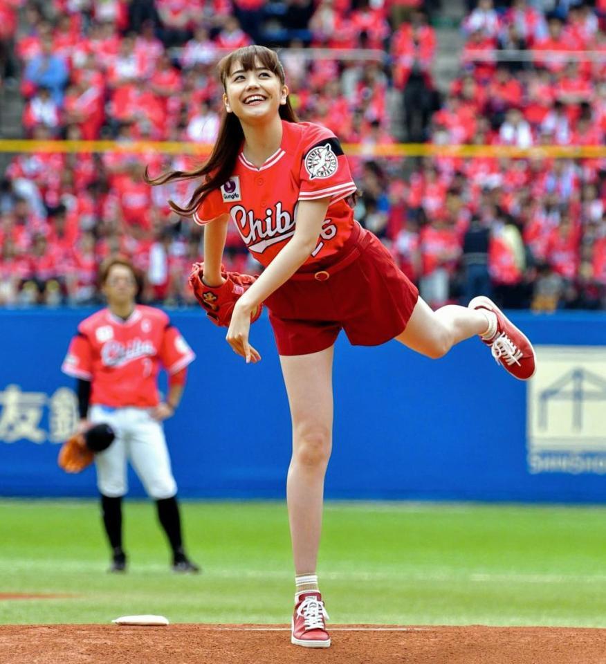 始球式を行った松井愛莉