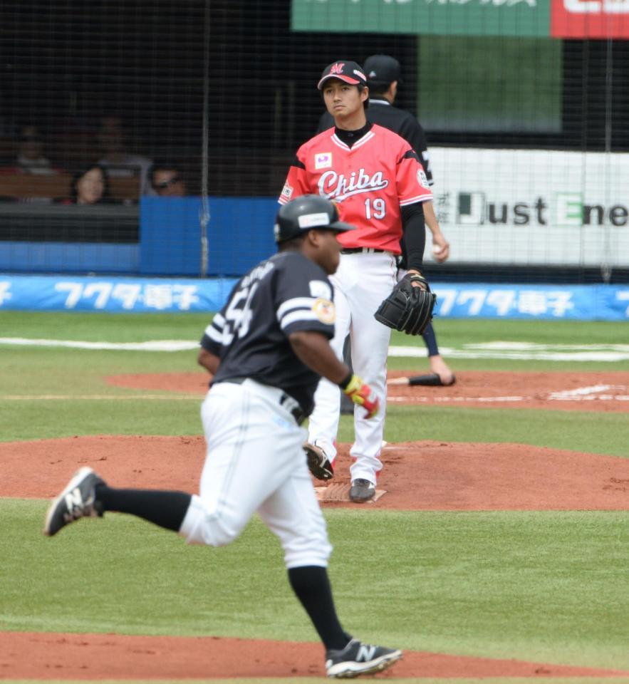 　２回、デスパイネ（手前）に先制２ランを浴びたロッテ・唐川