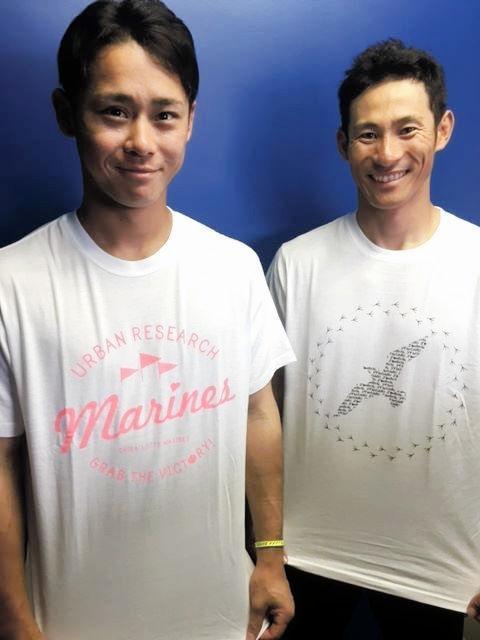 Ｔシャツを着る「イケメン５」投票４位の平沢選手＝左＝（アーバンリサーチ）、１位の荻野選手（ジャーナルスタンダード）