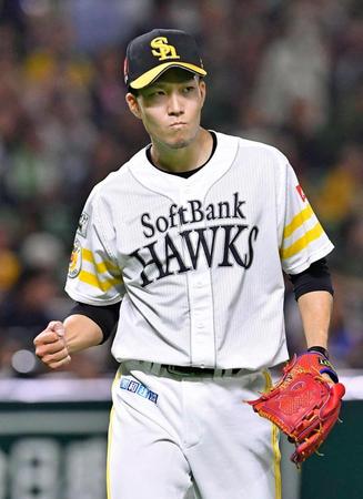 ８回、伊藤を空振り三振に仕留め、ガッツポーズするソフトバンク・千賀＝ヤフオクドーム