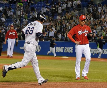 延長１２回、ヤクルト・大松（左）にサヨナラ本塁打を打たれた広島・中田