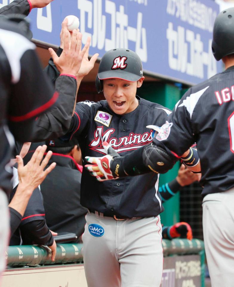 　３回、細谷の三塁打で先制の生還を果たし、ナインに迎えられる平沢