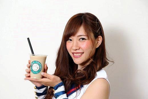 「美肌スムージー」を持つＮＡＲＵＭＩ