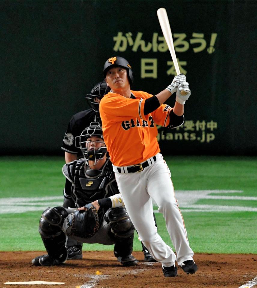 ４回巨人無死、右中間ソロを放つ巨人・長野＝東京ドーム（撮影・出月俊成）