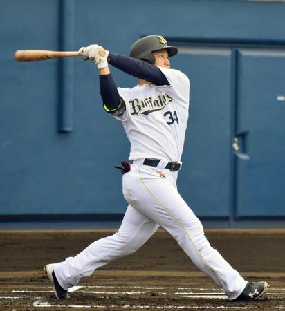 　ウエスタン・リーグの広島戦で本塁打を放つオリックスの吉田正