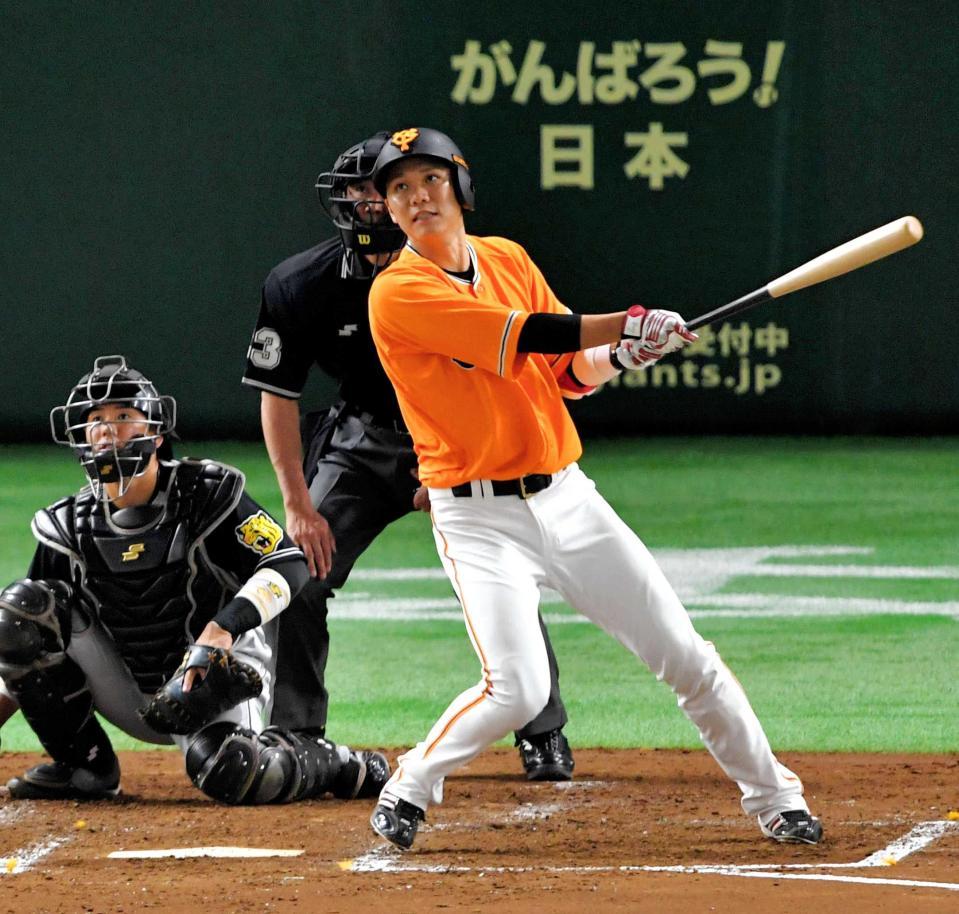 　３回、右越えに３ランを放つ坂本勇（撮影・出月俊成）