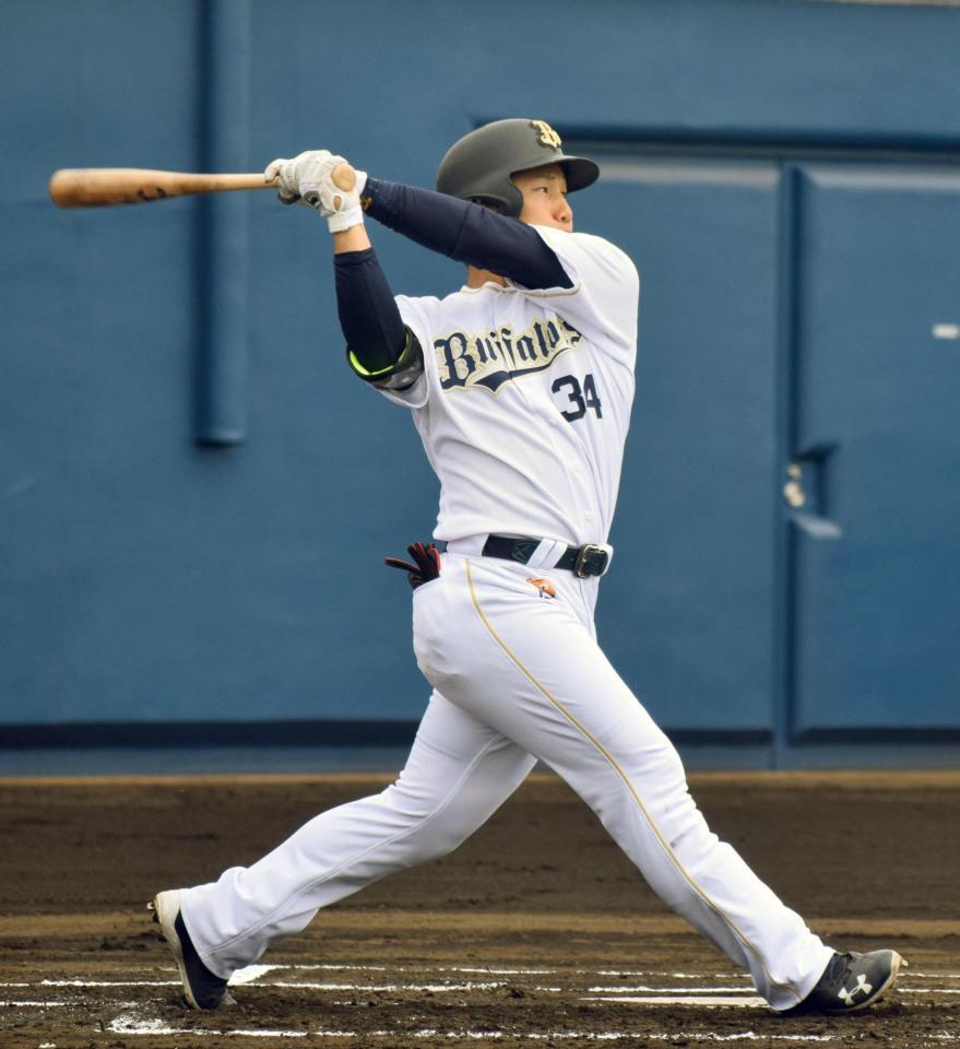 　ウエスタン・リーグの広島戦で本塁打を放つオリックスの吉田正