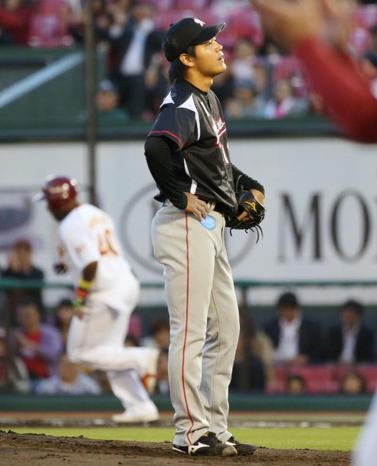 　１回、楽天・ウィーラー（左）に先制３ランを浴びたロッテ・佐々木＝Ｋｏｂｏパーク宮城