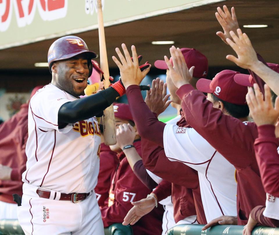 　１回、先制３ランを放ちナインに迎えられる楽天・ウィーラー＝Ｋｏｂｏパーク宮城