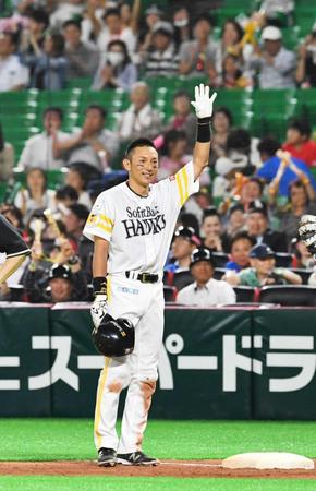 ３回、日米通算１５００安打となる中前打を放ち、ファンの歓声に応える川崎　