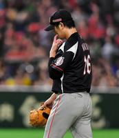 　５発を浴び、５回途中で降板するロッテ・涌井