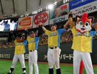 　長嶋終身名誉監督の看板の下でバンザイする日本ハム・大田泰示（中央）