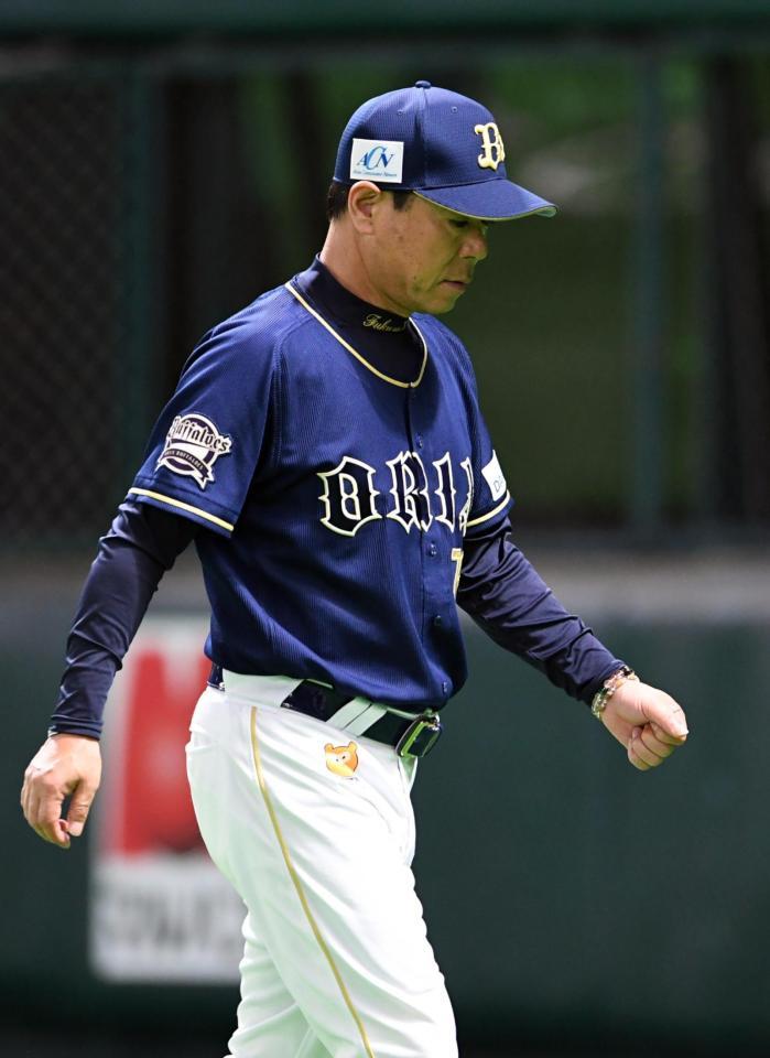 ８回の守備を前に投手交代を告げてベンチに戻るオリックス・福良監督