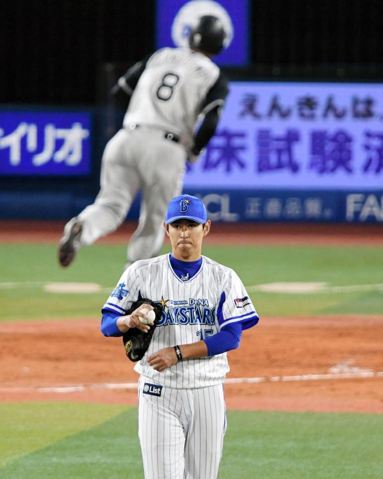 ８回、福留にソロを浴びた井納（撮影・棚橋慶太）